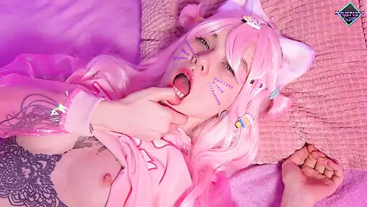 The kitty feels horny and plays with her wet mouth. Karneli Bandi