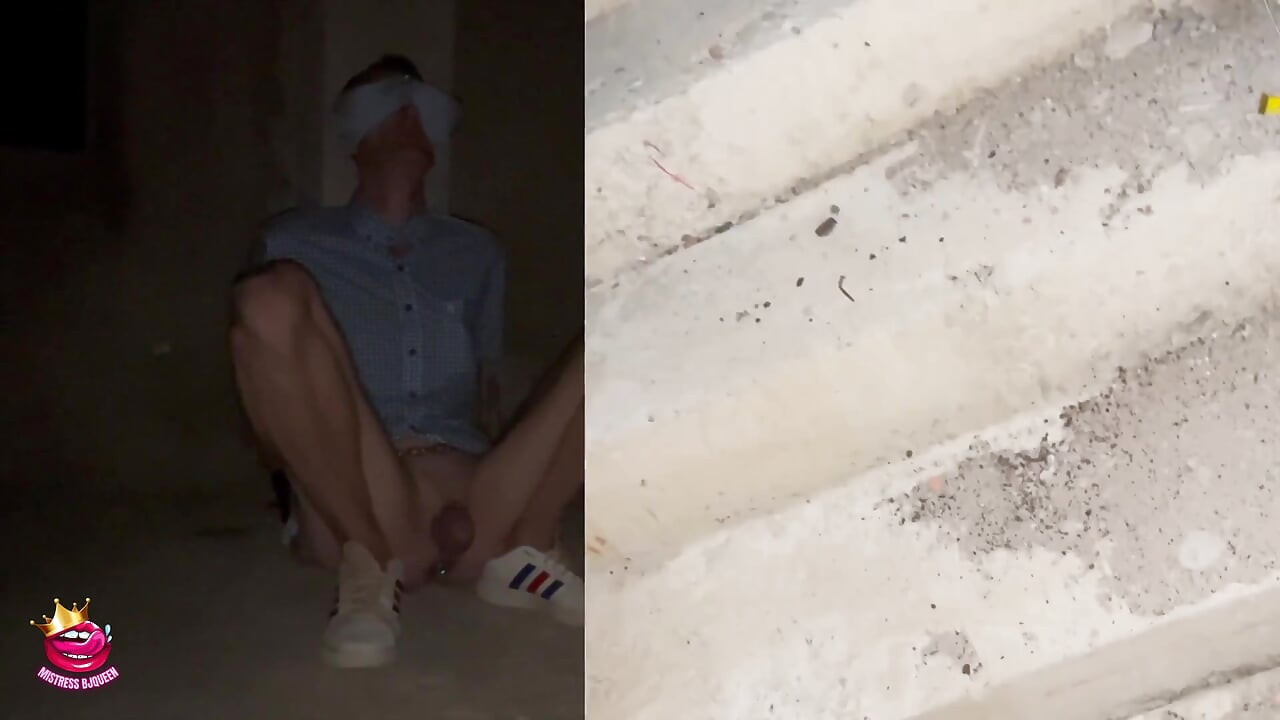Ostavljena sama, vezana, gola s povezom na očima i razotkrivena