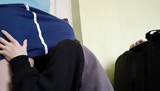 İki komşu lezbiyen oldukları gerçeğini saklıyor