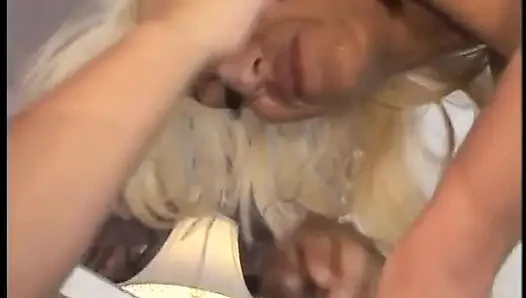 Seksi sarışın bebek sıkı amcığını sert kalın bir yarağa kaydırıyor