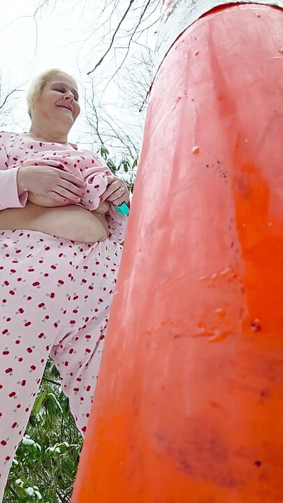 Karda ormanda çıplak iç çamaşırı yok umrunda değil