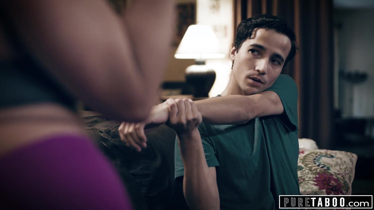 純粋なタブー嫉妬深い息子が継父を誘惑するために継母を誘惑する