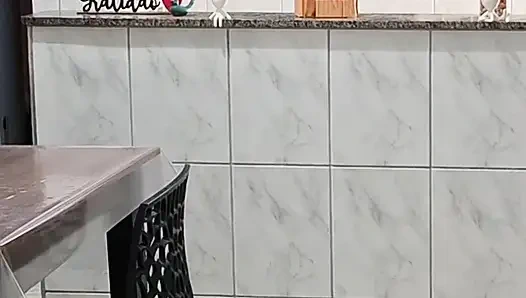 Üvey kız sabahın erken saatlerinde Karnaval'dan eve gelir ve sakso çekiyor.