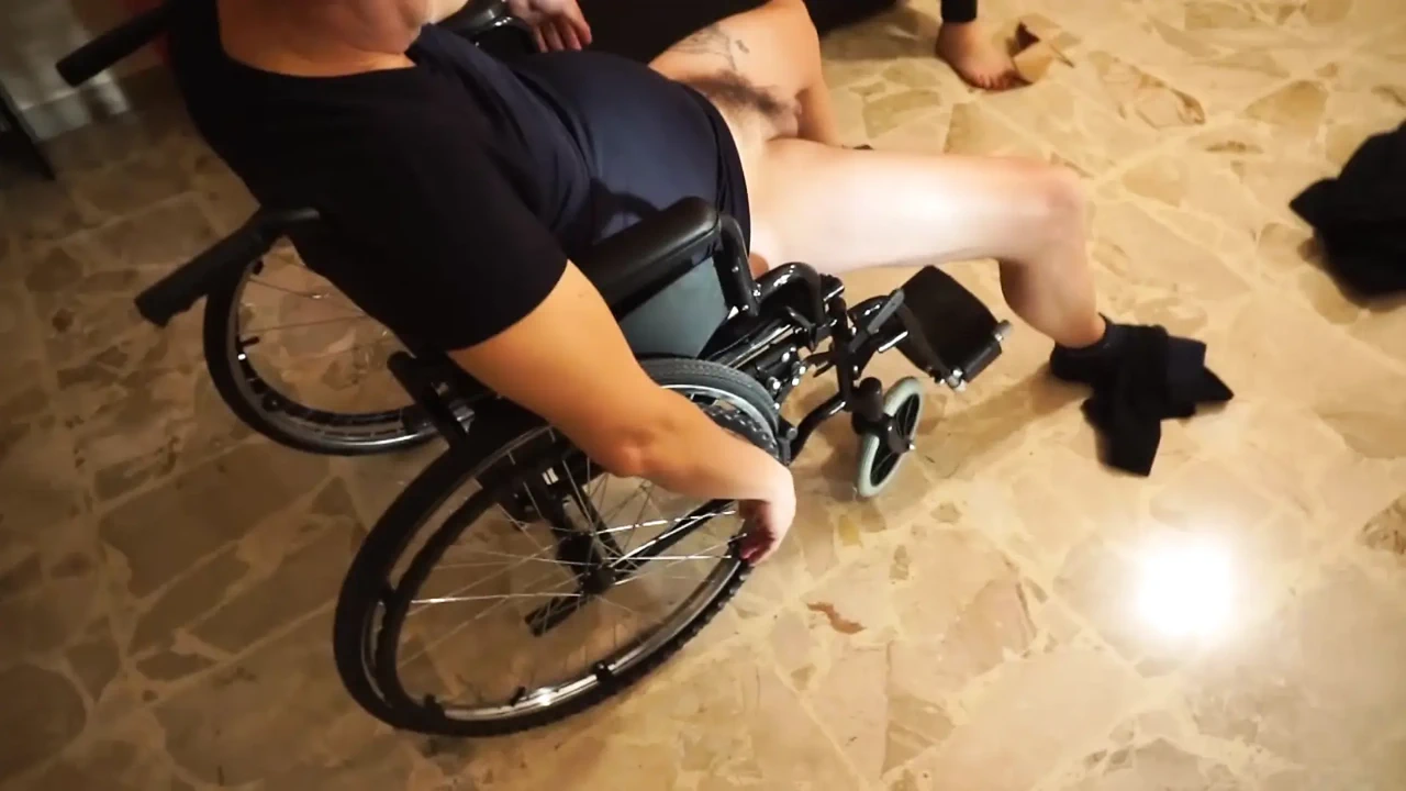 占主导地位的宝贝在轮椅捆绑SM三人行中挑逗被绑住的男人