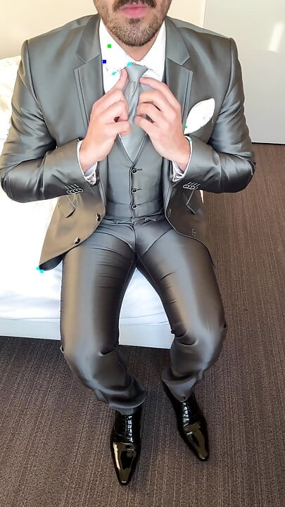 Mladoženja u odijelu u hotelskoj sobi