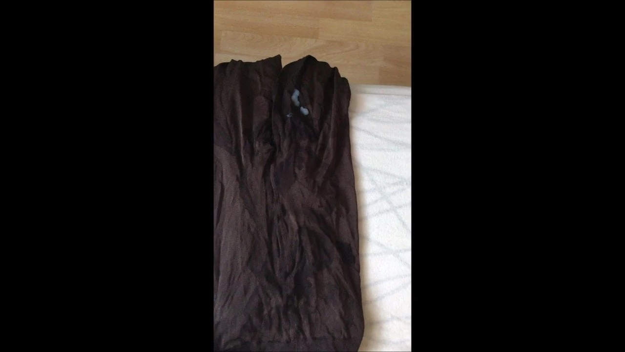 Simone od 27 godina ima dlakavu pičku, veliki cumshot za njenu utrošene čarape