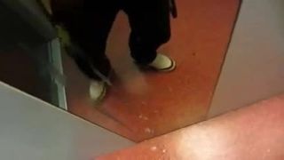 Un mec tire dans un ascenseur
