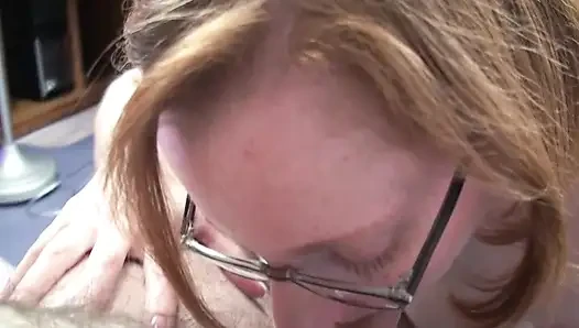 Si cewek hot rambut merah lagi asik nyepong kontol dan ngentot dildo liar
