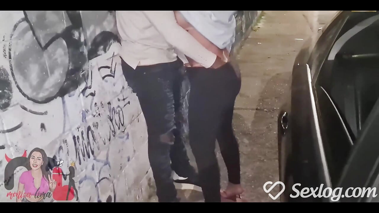 غادرت المنزل مع زوجي لمجرد شراء السجائر ولكن عندما وجدت رجلا أسود ساخنا توقفت لأمارس الجنس.