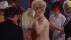 Topless dansen op een verkleedfeestje (vintage uit de jaren 60)