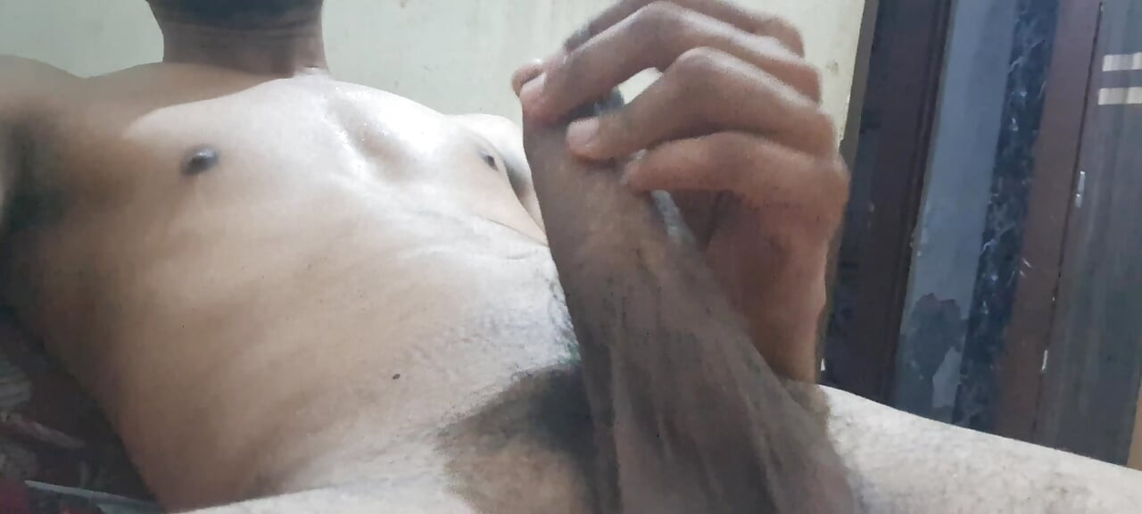 Deshi indian sex ladka apni step sister ke books ko dekh kar apna Kala mota Lund hilata hai hai jo bahut hi bada hai