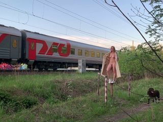 シュガーナディアはセクシーな体を電車全体に見せることにした