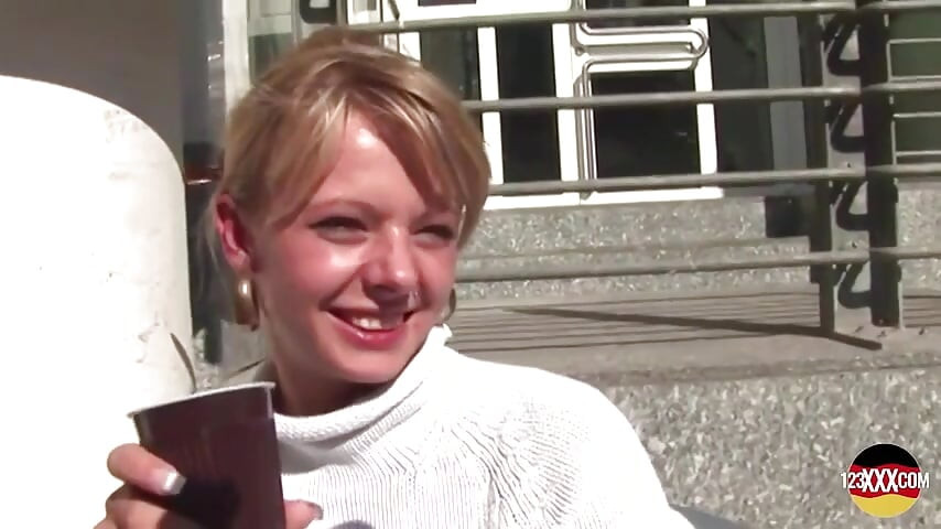 Seksi plavuša kurva jebe svog njemačkog susjeda