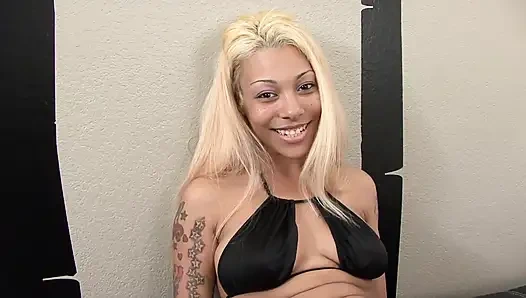 Sansasyonel sarışın didlo ile oynuyor