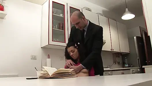 Schmutziger stiefsohn nutzt seine junge kleine stiefnie aus