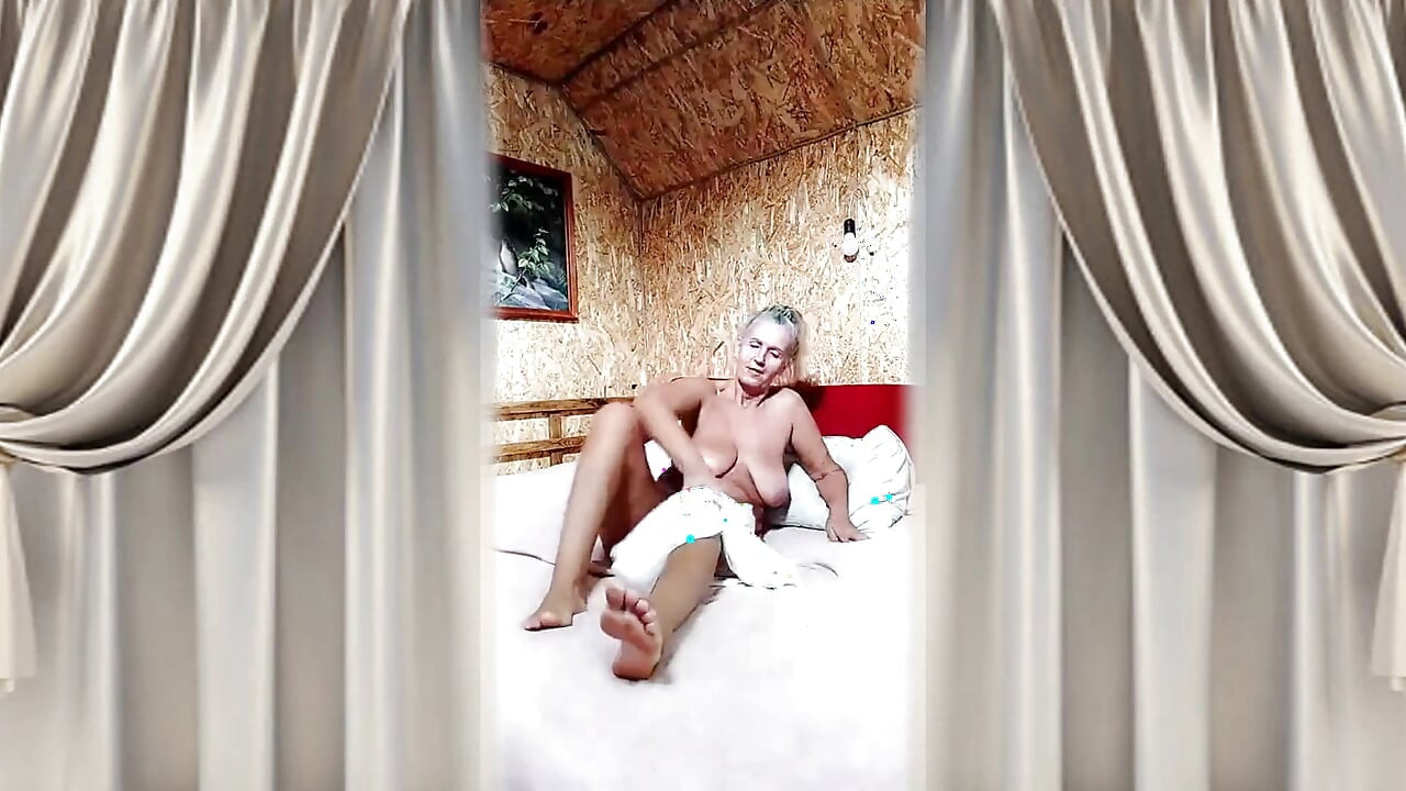 대박 부드러운 침대의 핫한 주부 Lukerya