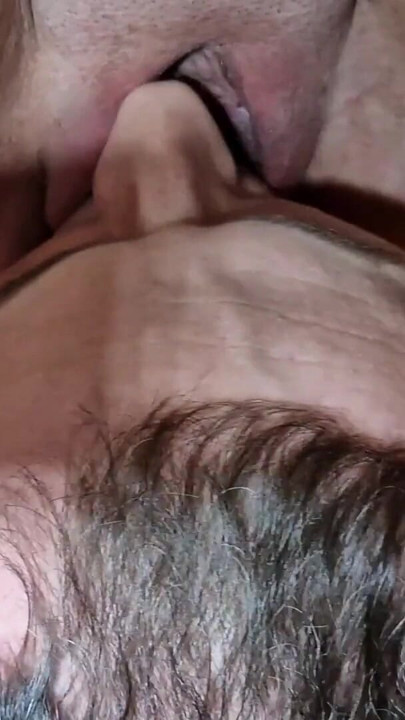 Καθάρισμα κατουρήματος στο στόμα και μουνιού - Σκλάβα τουαλέτας | Κλιπ 2