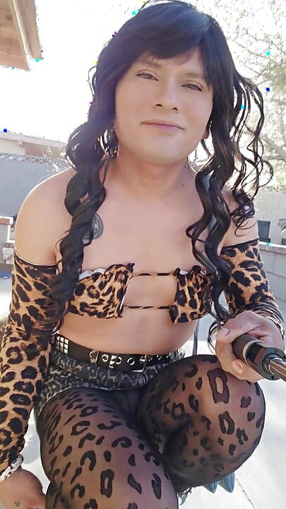 フェムボーイがディルドで遊ぶ