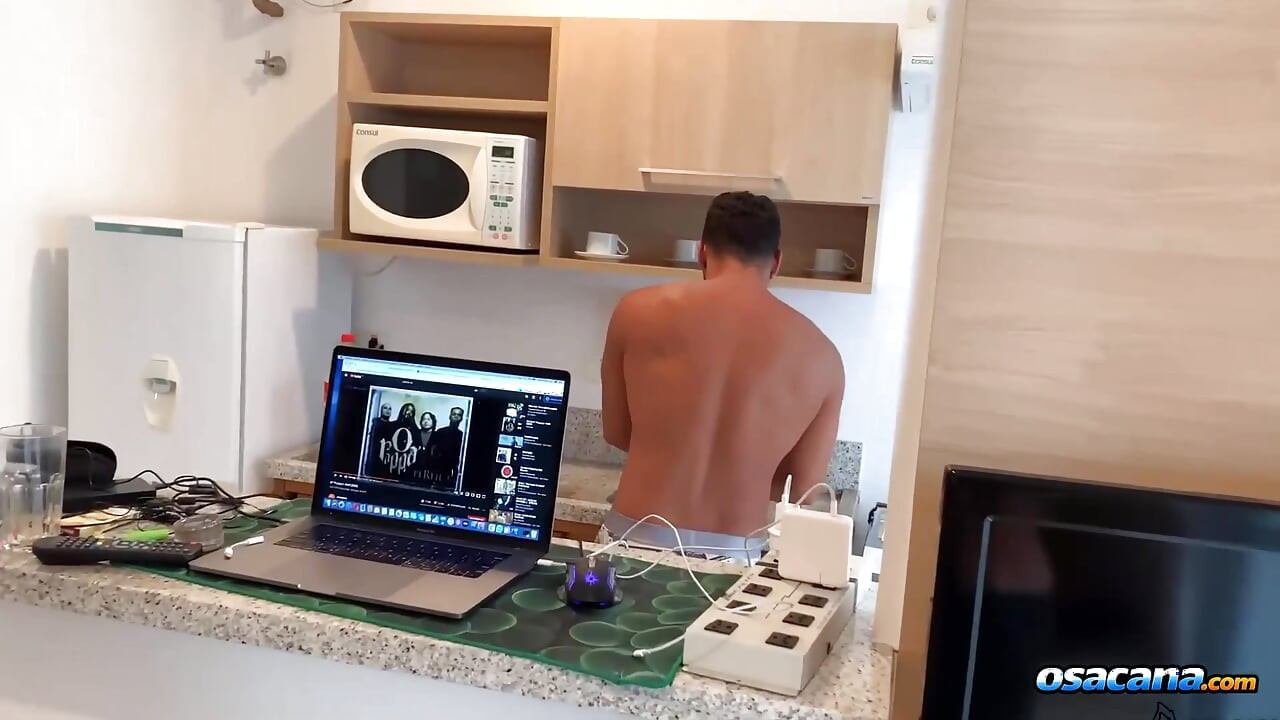 أكل مؤخرتها وكومينغ كثيرا