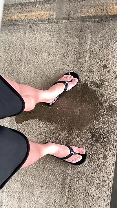 Xxl riesiger Schwanz pisst öffentlich