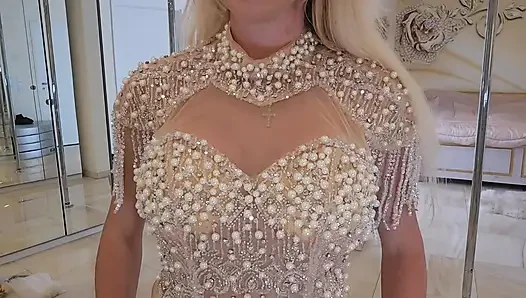 Kate monroe mencoba gaun seksi