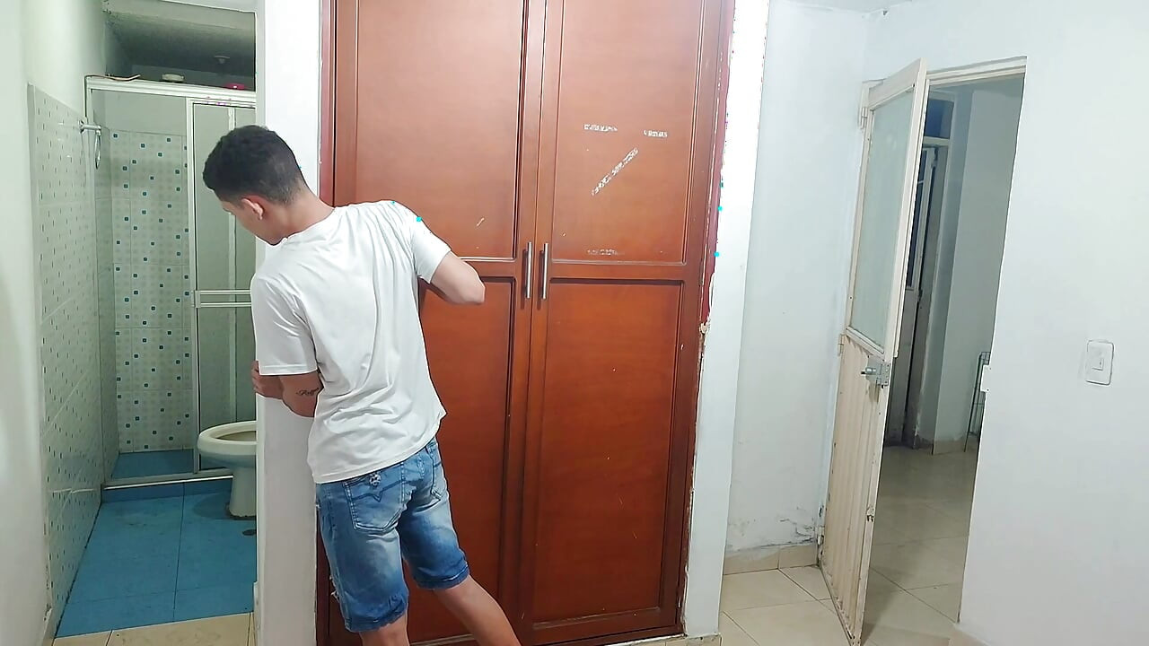 Mama mea vitregă latino sexy îmi spune că dacă ne putem fute în piscină și să umplem totul cu lapte sexual de acasă