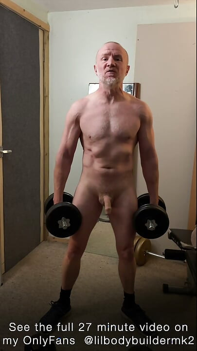 Svalnatý tátík s velkou tvrdou bicepsovou pumpou. Sledujte mě prosím na OnlyFans pro celé 27minutové video