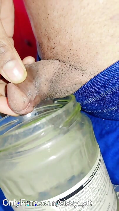 史上最小のチンコ、シシーなフェムボーイのマスターベーションとおしっこ