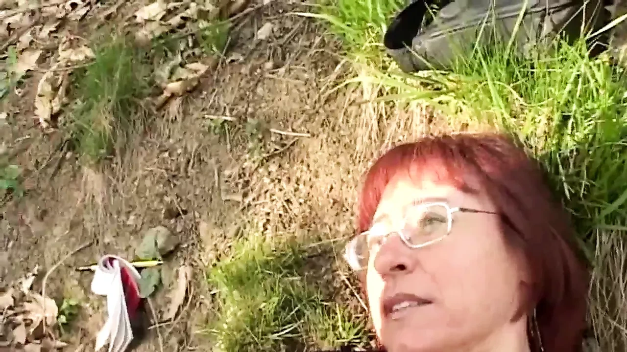 在树林里，我的鸡巴找到了一个性感的红发女郎并操了她