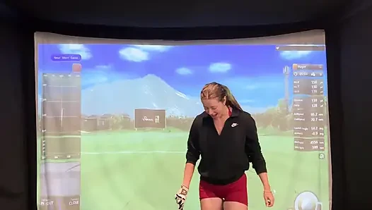 Benim lush ile bir simülatörde golf yapmaya çalışıyorum! Ben sallanırken boşalmamaya çalışıyorum!