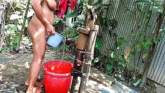 Aku menyetubuhi saudara tiri desaku di luar saat dia mandi.