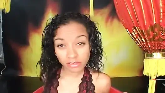 Genç zenci genç kız beyaz sert yarağa harika bir sakso çekiyor