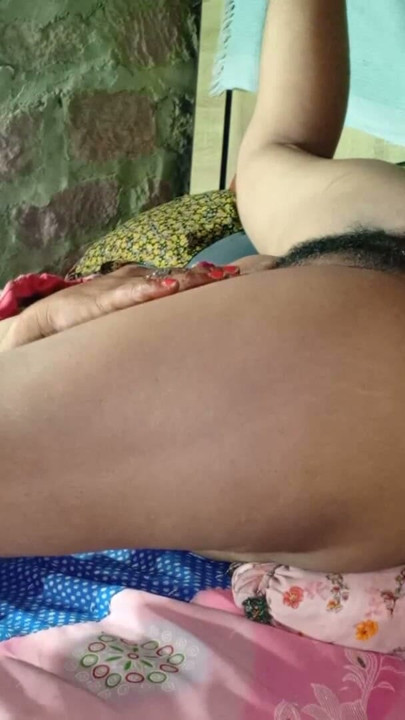 Metémela despacito, soy virgen - Colegiala desi 18+ hablando sucio en hindi y perdiendo su virginidad anal | Clip 1