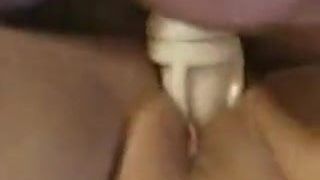 Vrouw krijgt neukjongen om seksspeeltje op te doen om losse kut te neuken