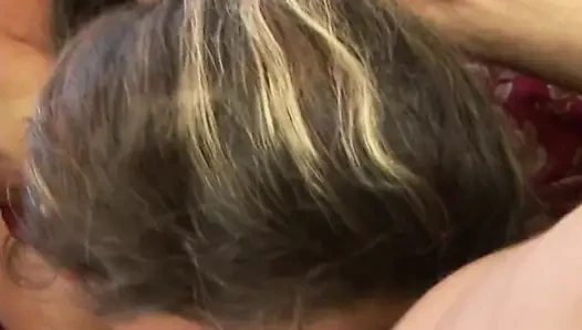 Hengst leckt brünettes muschi, dann lutscht sie seinen schwanz, hardcore