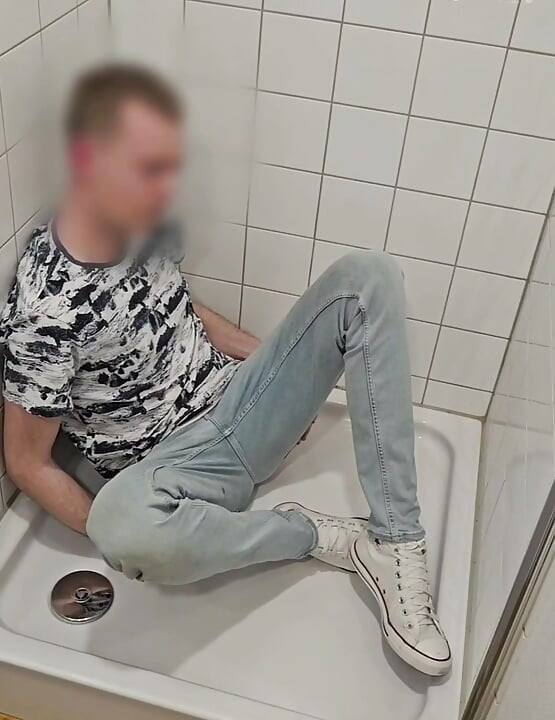 Гра в душі, повністю одягнена в джинси та чаклуни