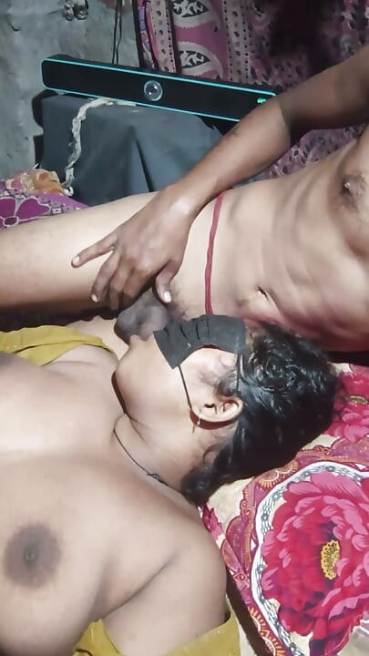 Bhaiya ji bhabhi ko Pani khila raha hai