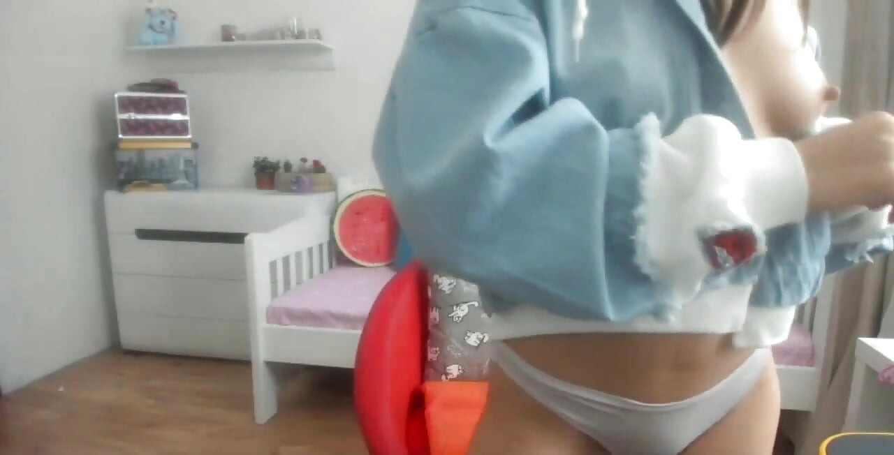 Aziatische sletterige die webcamsessie doet