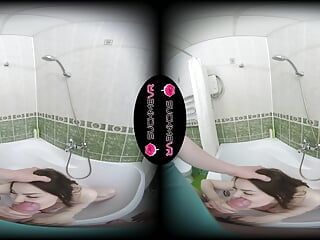 Alexa Mills, fille nue excitée, suce une bite et baise dans la salle de bain en VR.