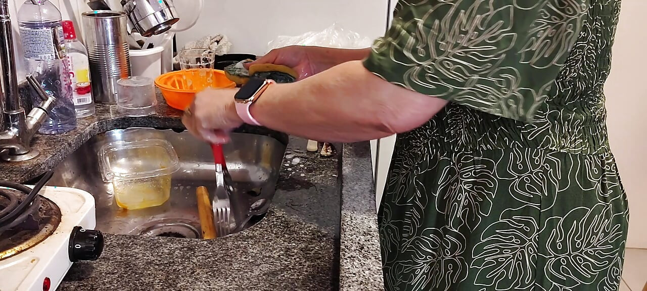 Abuela de 87 años en su cocina y su nieto pervertido mirando debajo de su vestido