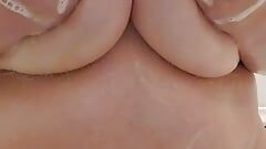 Asmr साबुनी खूबसूरत विशालकाय महिला फिसलन भरे प्राकृतिक स्तनों के साथ