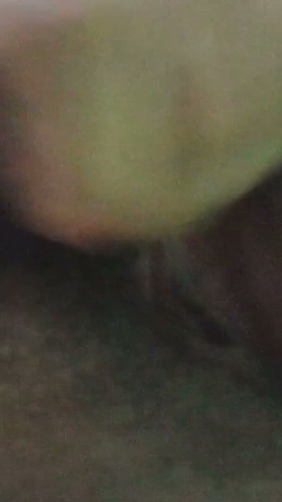 Kız arkadaşım kendini benim için bir tanga içinde ve mastürbasyon yaparken kaydediyor ve bana whatsapp'tan videoyu gönderiyor | Klip 1