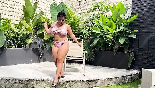 Пышнотелая Девушка-шлюха Изменяет Своему Парню С Незнакомцем С Большим Членом Во Дворе Курорта