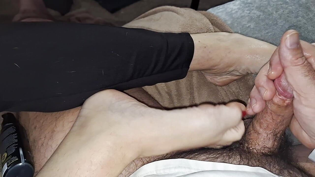 उसके प्यारे मुलायम पैरों को चोदना जबकि वह मुझे अनदेखा करती है