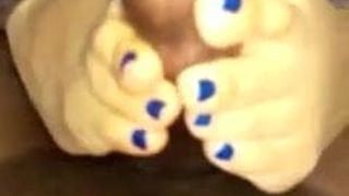 Real azul uñas trabajando con el pie