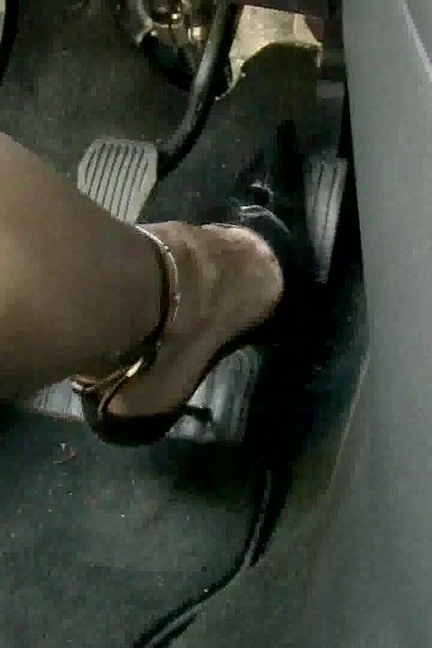 Pompare senzuală cu pedală în tocuri înalte Pattent Negre pe Barefeet