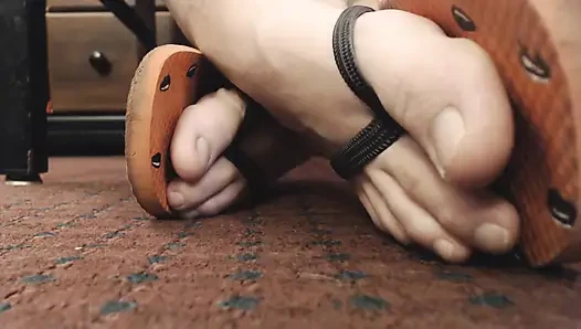 Abby mainin kakinya pakai flip-flop closeup