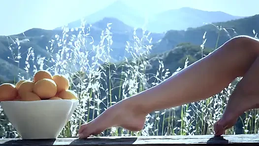 Летний бриз с лесбиянками Scarlet Red и Jillian Janson