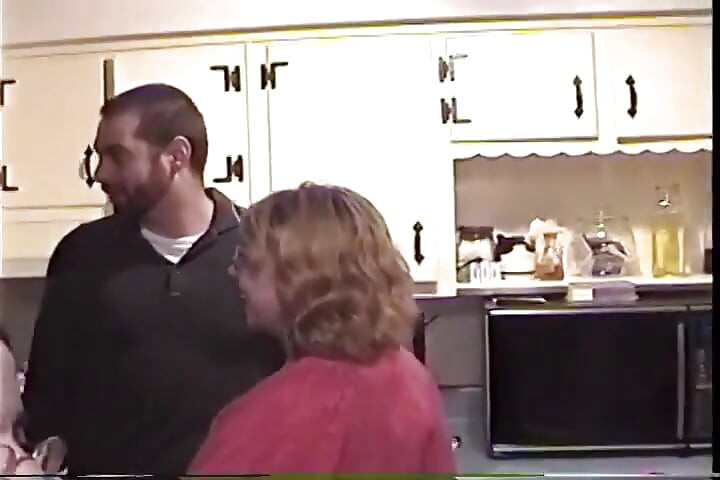 Une MILF blonde mature trempée de sperme dans un gangbang de grosses bites noires