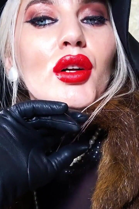Femme fatale u krznenom kaputu i kožnim rukavicama
